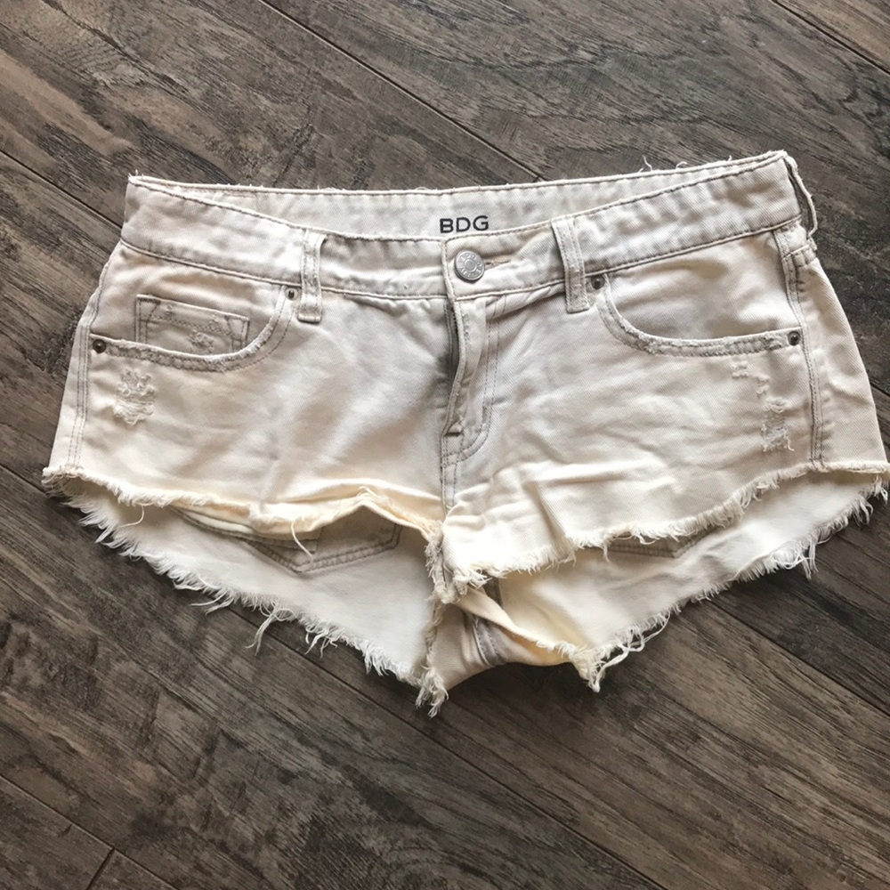 BDG Off-White, Frayed Denim shorts!